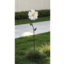 Gartenstecker aus Metall in Form einer Margerite mit weißen Blütenblättern und gelber Mitte, im Rasen einer Gartenanlage platziert.