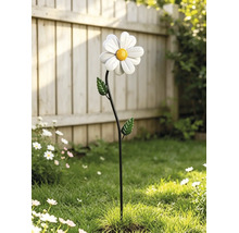 Gartenstecker in Form einer weißen Margerite mit gelber Mitte und grünen Blättern in einem Garten.