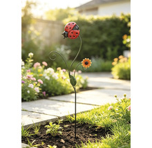 Gartenstecker aus Metall mit Marienkäfer, kleiner Blüte und Blatt in einem Blumenbeet.