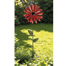 Gartenstecker aus Metall in Form einer Blume mit zwei Blättern am Stiel, platziert in einem Gartenbeet.