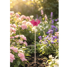 Dekorativer Gartenstecker mit einem pinkfarbenen Schmetterling in einem sonnigen Blumenbeet.