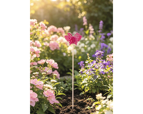 Dekorativer Gartenstecker mit einem pinkfarbenen Schmetterling in einem sonnigen Blumenbeet.