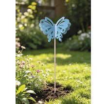 Dekorativer Gartenstecker in Schmetterlingsform mit Ausschnitten auf einem Stab, platziert in einem hellen Gartenbeet mit Blumen und Gras.