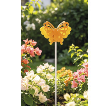 Dekorativer Gartenstecker mit Schmetterlingsmotiv in einem hellen blühenden Gartenbeet.