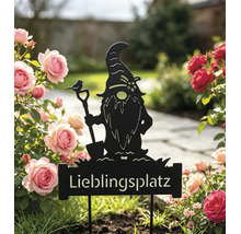 Gartenstecker aus schwarzem Metall mit Gartenzwerg-Silhouette, Schaufel, Vogel und Schriftzug Lieblingsplatz, platziert in einem Rosenbeet.