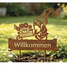 Gartenstecker aus Metall in Rost-Optik mit einem Zwerg, einer Blumenkarre und dem Schriftzug Willkommen.