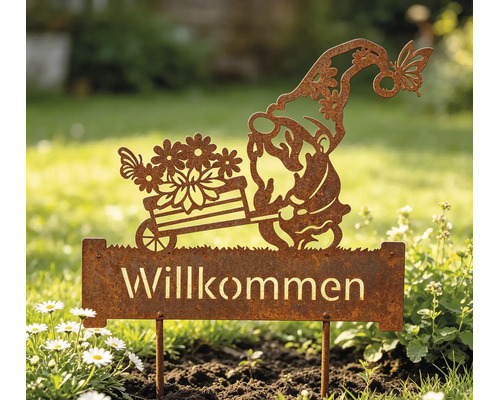Gartenstecker aus Metall in Rost-Optik mit einem Zwerg, einer Blumenkarre und dem Schriftzug Willkommen.