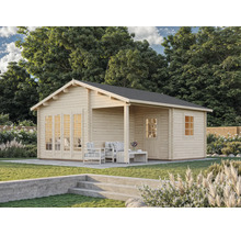 Gartenhaus aus hellem Holz mit Satteldach, Doppeltür mit Glaseinsätzen und integrierter überdachter Terrasse in einem Garten.