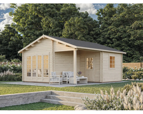 Gartenhaus aus hellem Holz mit Satteldach, Doppeltür mit Glaseinsätzen und integrierter überdachter Terrasse in einem Garten.