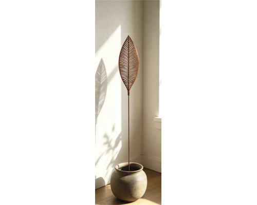 Gartenstecker in Blatt-Optik aus Metall mit Edelrost-Finish, präsentiert in einem Steintopf.