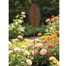 Gartenstecker aus Metall in Blattform, platziert in einem blühenden Blumenbeet mit verschiedenen Rosen und Dahlien.