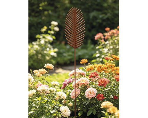 Gartenstecker aus Metall in Blattform, platziert in einem blühenden Blumenbeet mit verschiedenen Rosen und Dahlien.