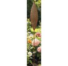 Dekorativer Gartenstecker aus Metall in Rostoptik mit blattförmigem Aufsatz und Blumenmuster in einem Blumenbeet.