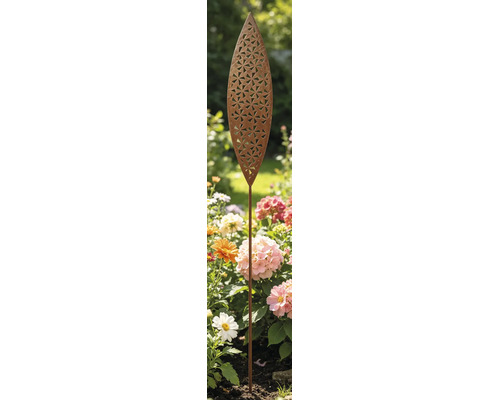 Dekorativer Gartenstecker aus Metall in Rostoptik mit blattförmigem Aufsatz und Blumenmuster in einem Blumenbeet.