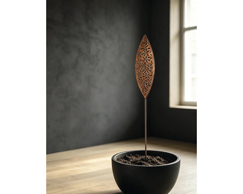 Gartenstecker aus Metall in Blattform mit Blumen-Ausstanzungen in einem schwarzen Pflanztopf, in einer modernen, minimalistischen Umgebung.