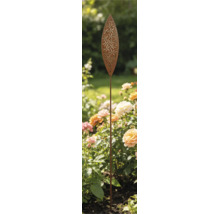 Gartenstecker aus Metall in Blattform mit dekorativem Ausstanzmuster in einem Beet mit Rosen.