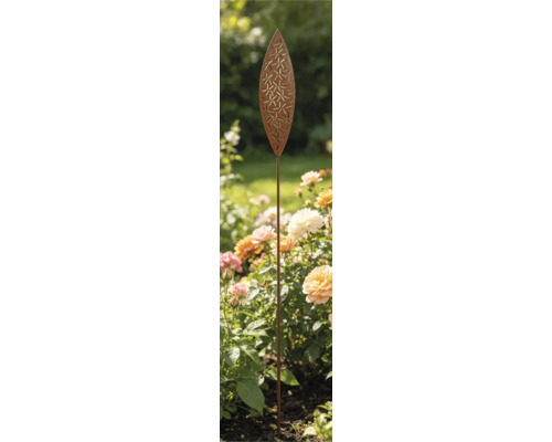 Gartenstecker aus Metall in Blattform mit dekorativem Ausstanzmuster in einem Beet mit Rosen.