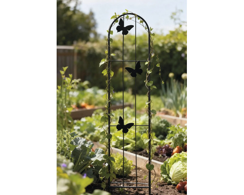 Schwarze Kletterhilfe aus Metall mit Schmetterlingsmotiven in einem bepflanzten Gartenbeet.