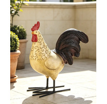Dekorative Gartenfigur Hahn mit Ornamenten und Metallbeinen auf einer Terrasse neben Pflanzgefäßen.