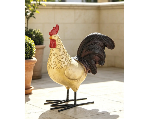 Dekorative Gartenfigur Hahn mit Ornamenten und Metallbeinen auf einer Terrasse neben Pflanzgefäßen.