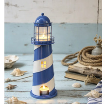 Maritime Leuchtturm-Laterne aus Metall mit blau-weißen Streifen, dekoriert in einer hellen Szene mit Muscheln, Seil und Treibholz auf Holzoberfläche.