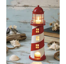 Dekoratives Windlicht in Leuchtturm-Optik für Teelichter in maritimer Szene mit Muscheln, Seil und Altholz.