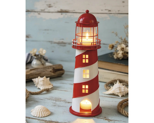 Dekoratives Windlicht in Leuchtturm-Optik für Teelichter in maritimer Szene mit Muscheln, Seil und Altholz.