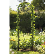 Dekorative Rankhilfe aus Metall mit Vogel- und Blattmotiven in einem Garten, bewachsen mit Kletterpflanzen zwischen Blumen.