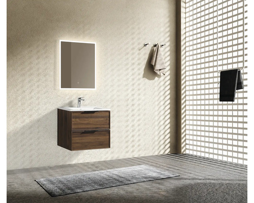 Moderner Badezimmerschrank in Holzoptik mit weißem Waschbecken, Armatur und beleuchtetem Wandspiegel in einem hellen, strukturierten Badezimmer.