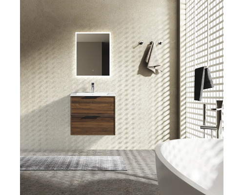 Modernes Badezimmer mit hängendem Waschtischunterschrank in Holzoptik, beleuchtetem Spiegel und freistehender Badewanne.