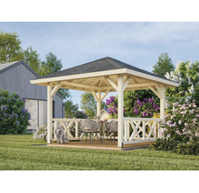 Gartenpavillon aus Holz mit Walmdach und dekorativen Geländern in einem blühenden Garten mit Sitzgruppe.