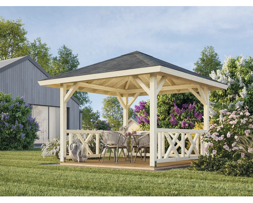 Gartenpavillon aus Holz mit Walmdach und dekorativen Geländern in einem blühenden Garten mit Sitzgruppe.