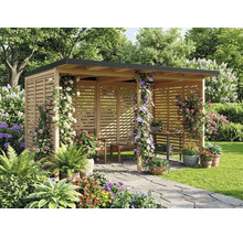 Holzpavillon mit Lamellenwänden, Flachdach und Kletterpflanzen in einem hellen, bepflanzten Garten mit Steinweg und Gartenmöbeln aus Holz.