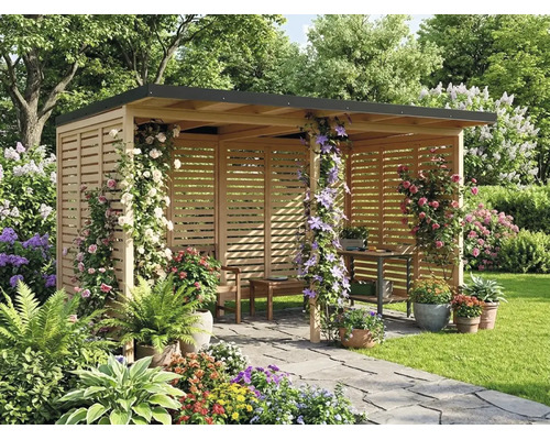 Holzpavillon mit Lamellenwänden, Flachdach und Kletterpflanzen in einem hellen, bepflanzten Garten mit Steinweg und Gartenmöbeln aus Holz.