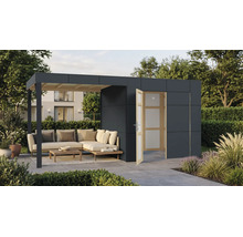 Modernes Gartenhaus mit integriertem überdachtem Sitzbereich, Sofa und Holztisch auf einer Terrasse in einem gepflegten Garten.