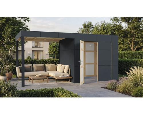 Modernes Gartenhaus mit integriertem überdachtem Sitzbereich, Sofa und Holztisch auf einer Terrasse in einem gepflegten Garten.