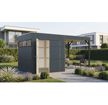 Modernes Gartenhaus mit integriertem Schleppdach und Schiebetür auf einer Terrasse in einem Garten.