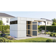 Modernes Gartenhaus mit Flachdach und integriertem Freisitz auf einer Terrasse in einem gepflegten Garten.