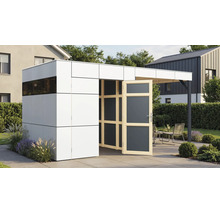 Modernes Gartenhaus mit Flachdach und integriertem Unterstand im Garten auf einer Terrasse.