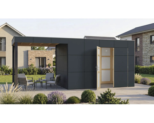 Modernes Gartenhaus mit integriertem überdachtem Sitzbereich, Flachdach und offener Tür auf einer gepflasterten Terrasse im Garten.