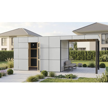 Modernes Gartenhaus mit integriertem überdachtem Sitzbereich auf einer Terrasse im Garten mit Hecke und Wohnhaus im Hintergrund.