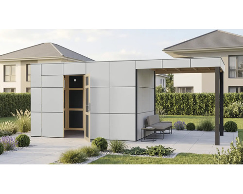 Modernes Gartenhaus mit integriertem überdachtem Sitzbereich auf einer Terrasse im Garten mit Hecke und Wohnhaus im Hintergrund.