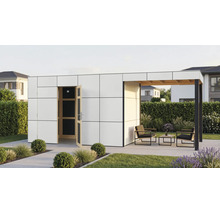 Modernes Gartenhaus mit integriertem überdachtem Sitzbereich, Flachdachkonstruktion und Gartenmöbeln auf einer Terrasse im Garten.