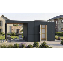 Modernes Gartenhaus mit integriertem überdachtem Sitzbereich, Flachdach und offener Tür auf einer gepflasterten Terrasse im Garten.