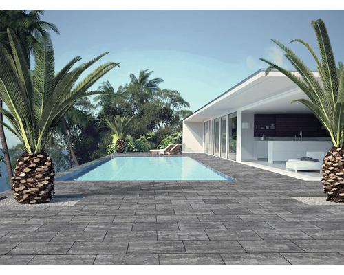 Moderne Terrasse mit Bodenplatten in Steinoptik, einem Swimmingpool und einem weißen Haus umgeben von Palmen.