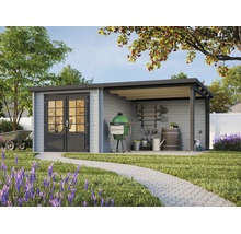 Modernes Gartenhaus aus Holz mit Pultdach, Doppeltür mit Lichtausschnitten und überdachtem Anbau in einem hellen, organisierten Garten.