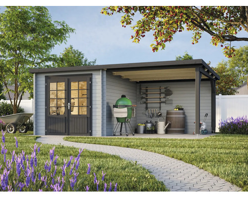 Modernes Gartenhaus aus Holz mit Pultdach, Doppeltür mit Lichtausschnitten und überdachtem Anbau in einem hellen, organisierten Garten.