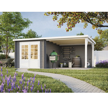 Modernes Gartenhaus aus grauem Holz mit weißen Doppeltüren und einer integrierten, überdachten Terrasse für Gartengeräte und Grill.