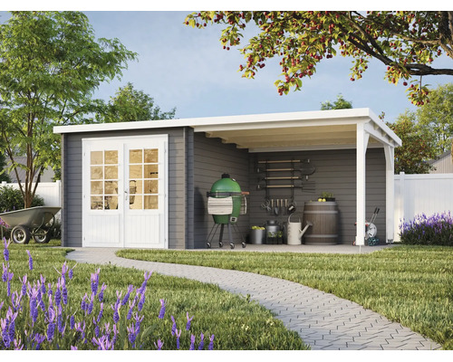 Modernes Gartenhaus aus grauem Holz mit weißen Doppeltüren und einer integrierten, überdachten Terrasse für Gartengeräte und Grill.