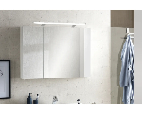 Moderner dreitüriger Badezimmer-Spiegelschrank mit integrierter LED-Beleuchtung an einer Wand über einem Waschbecken.